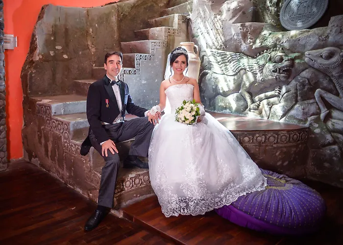 Avalon Castle & Ubud (Bali)